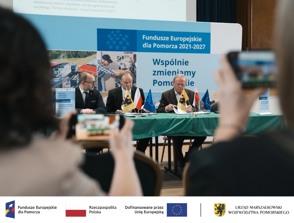 podpisywanie umowy na dofinansowanie doposażenia PSZOK i PPDPU 1